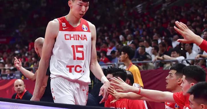 掉往父亲的小梅随母离乡开启了新的糊口，本来协调夸姣的家庭却被母亲的含冤离世而打破。面临继父瘫痪，姐姐刁难，小梅受尽磨难却依然不离不弃，独自一人用她消瘦的肩膀撑起一个家，糊口像春芽初发一样垂垂有了朝气和活力色。被传染感动的姐姐一路肄业，期看能帮忙小梅分管家庭重担，继父的愁容也逐步磨灭。但意想不到的工作仍是产生了，这个家庭再次堕入窘境，但小梅却像一树永不残落的梅花含苞怒放，她的坚贞不拔、不畏艰巨的精力，让一个濒临尽境的家庭得以更生。